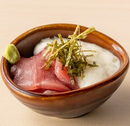  金枪鱼配腌萝卜和磨碎的山药 