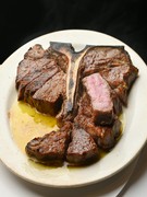 Benjamin SteakHouse 京都店_气势磅礴却又细腻迷人，以压倒性存在感征服味蕾的“丁骨牛排”