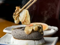 Ishiya_Manju shellfish dancing on natural stones. A simple yet delicious dish, "Manju shellfish stone grilled"