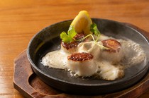  The sweetness, aroma, and flavor stimulate your appetite with "Hokkaido scallop teppanyaki with salted kelp butter and lemon" 