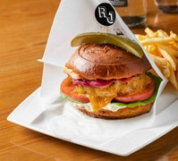 RUBY JACK'S Steakhouse＆Bar_「The Big JACK Burger」以其多汁的肉和質地而自豪。