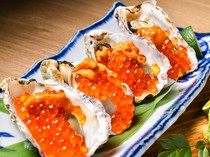 Niku to Sakana no Kyomachi Koshitsu Konjakumonogatari Sakae Branch_Tuufu- Kaki (gout oysters) - Enjoy the bounty of the sea of large Hiroshima oysters topped with plenty of salmon roe and sea urchin.