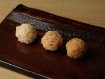 Sushi Fukuzuka_[Three Kinds of Sushi Rices] Using different types of sushi rices according to the ingredient, to bring out their savory taste to the maximum. 