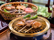 우카이 토리야마_눈 앞의 화로에서 구워내 진한 감칠맛이 응축된 '닭고기 숯불구이'