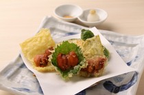 Uni Murakami Hakodate ekimae restaurant_Sea urchin tempura in three colors, with perilla leaves, yuba, and oboro kelp