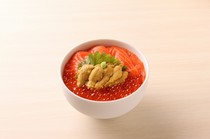  삼색 덮밥 특상 우니 · 고급 이크라 · 연어 레귤러 사이즈 