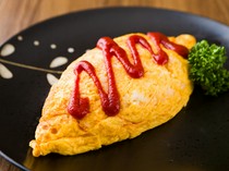 Umakabo_"Umakabou-style Omelette Rice" is chicken rice wrapped in soft eggs.