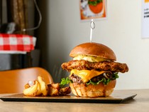 Craft Burger & Grill Jiro_Yokubari Burger - You can enjoy the popular menu items at once. 