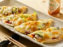 pizza Nanbu Senbei - được bày trí đẹp mắt với các món đặc sản Hachinohe.