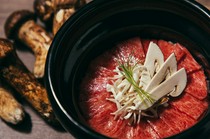 USHIGORO S. NISHIAZABU_Matsutake mushroom and carefully selected cuts of meat served in clay pot