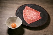 Yakiniku USHIGORO Ginza Namiki Street branch_You can try two different flavors with one dish: "Zabuton Sukiyaki with Tokushima Prefecture Awasodachi and a bite of rice"