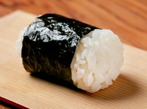  可以品尝到“奥道山”煮出的米饭的美味的“饭团” 