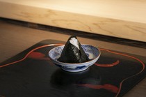  能品尝到用“炉灶”炊煮而成的美味米饭，尽在这道“饭团” 
