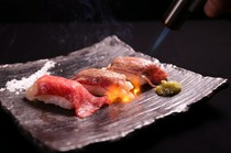 NIKU Dining meat meet_The mellow aroma is also a treat. Melt-in-the-mouth "Seared Noto Beef Sushi"