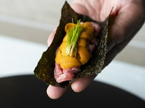  입안에 퍼지는 럭셔리한 맛. 램프살과 신선한 홋카이도산 성게 육회말이 '노토 소고기 램프 우니노리' 