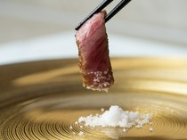  노토 소고기의 장점을 최대한 살린맛. 5시간에 걸쳐 숯불에 구워낸 숯불구이 스테이크 '노토 소고기 라무신 5시간 숯불구이' 