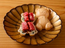 Kappo Ichika_An adorable dish that can be eaten with one hand: "Classic Wagyu Beef and Vegetable Shiraae Monaka"