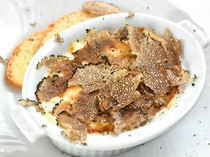  松露和鸡蛋交织出和谐口感的“烤松露 皮埃蒙特风格”(法式鸡蛋焗饭佐松露) 