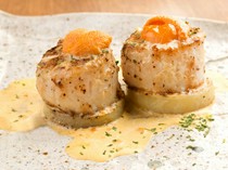 Teppanyaki Bian Yokohama (former MADOy)_Large North Sea scallops topped with saltwater sea urchin