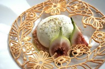  布拉塔奶酪和时令水果卡普雷塞 