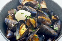  圣米歇尔山白葡萄酒蒸贻贝 