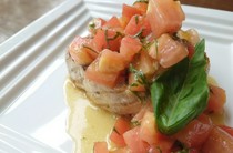  烤剑鱼配番茄罗勒酱 