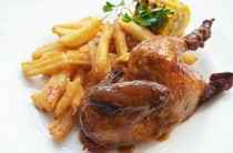  香气四溢的烤鸡，烤至金黄色 