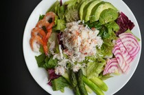  帝王蟹、雪蟹和牛油果的尊贵沙拉 