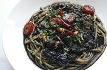   墨鱼汁意面配凤头鱿鱼和樱桃番茄 