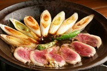 Teuchi Soba to Kamo Ryouri Jigen_The piping hot presentation is also a highlight of the "Duck and Onion Ceramic Grill"