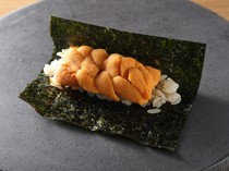 鮨&bar 5_豪华享受北海道海胆的“海胆手卷”