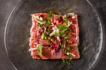 Yakiniku Gyugujo Bettei_Carefully selected Wagyu beef thigh sashimi, carpaccio style