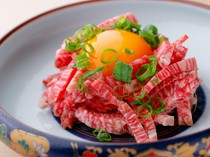 燒肉  神田精肉店_先訂購這個。 「稀有牛排Yukhoe」是黑毛和牛的甜味與嚴選雞蛋的絕妙組合。