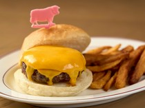 Peter Luger Steak House Tokyo_LUGER-BURGER with French Fried Potatoes & Sliced Onion - A dish to enjoy the full flavor of the patty.