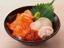 北海文字燒×鐵板燒 KIBORI 新宿_北海海鮮蓋飯（鮭魚、鮭魚子、扇貝、蟹肉）