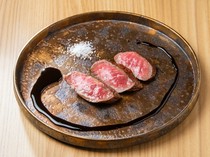 WineBar Pluribus_「厚片日本烤牛肉」搭配浓郁的香醋