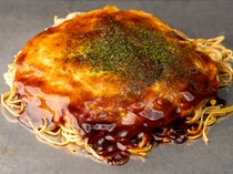 Okonomiyaki Matochan_「肉玉蕎麥麵」是一道經典菜餚，採用與前身相同的烹飪方法製成。