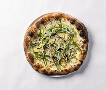 KABEAT_Yamari Shirasu (whitebait) and Kujo Leek Pizza - Using aromatic shirasu luxuriously.