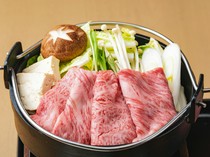  “神户牛肉寿喜烧御膳”将神户牛肉脂肪的甜味和肉的鲜味发挥到了极致。 