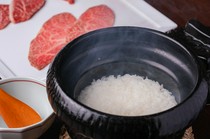 Kawabata Shisshi_Freshly cooked rice is prepared in a clay pot according to the progress of the guests.