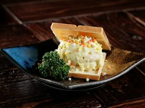 GION Yamaneko_"Homemade potato salad" served on a monaka skin