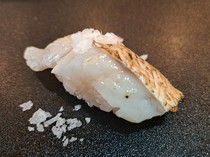 Mawaranaisushi Hokuriku Gappa_The fragrant aroma of fat is enhanced by snow salt. "Salted seabass seabass (1 piece)"