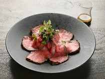 node_Made with rare cuts of A4 to A5 Japanese Black beef. "Domestic Japanese Beef Roast Beef" is popular with a wide range of customers.