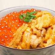 Semangkuk nasi bulu babi dan telur salmon