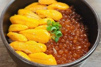 Semangkuk nasi bulu babi dan telur salmon