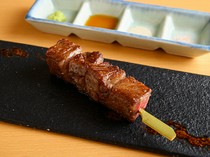 Yamato Ryori Tsukiji Ihachi Nigou_The most popular item at the restaurant! Almost all foreign tourists who visit eat the "A5 Wagyu Sirloin Skewers"