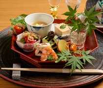 Akasaka Watanabe_Hassun (appetizers) - It is beautiful to the eye using seasonal ingredients prepared with the greatest skill of the chef.