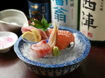 Sake and Japanese cuisine Hokkori Kyoto Kiyamachi Main Store_"Assortment of Three Kinds of Sashimi" is a luxurious assortment of fresh seafood procured daily from Kyoto Market.