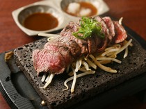 Sake and Japanese cuisine Hokkori Kyoto Kiyamachi Main Store_Charcoal-grilled red meat of Japanese black beef - It is slowly grilled over charcoal to accentuate the flavor of the meat.