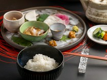 Sou_The final course is a meal of three types of sea bream dishes served with dashi broth cooked in a pot.